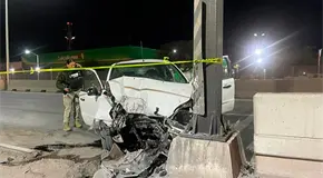 Muere conductor al estrellarse contra un poste