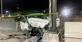 Muere conductor al estrellarse contra un poste