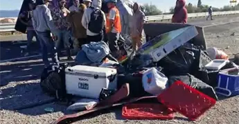 Vuelca una camioneta con paisanos