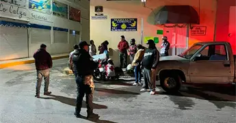 Chocan motociclistas, dos personas lesionadas
