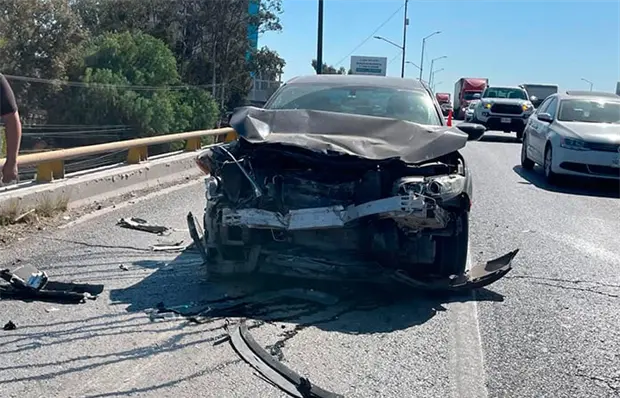 Dos heridos y fuertes da&ntilde;os, en carambola