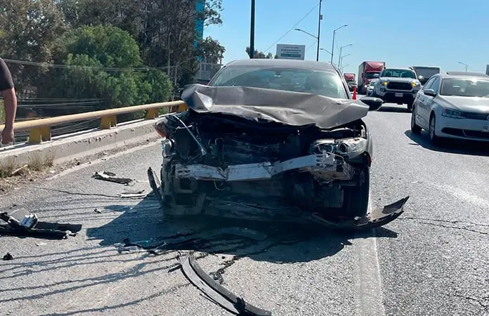 Dos heridos y fuertes da&ntilde;os, en carambola