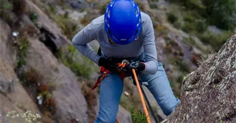 Estudiantes realizan actividades de rappel