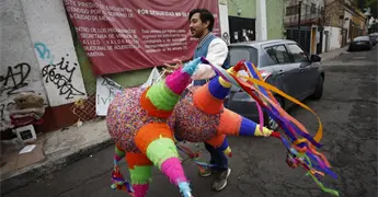 Familias desalojadas celebran posadas en la calle como acto de resistencia