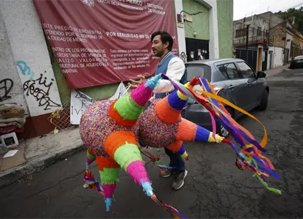 Familias desalojadas celebran posadas en la calle como acto de resistencia