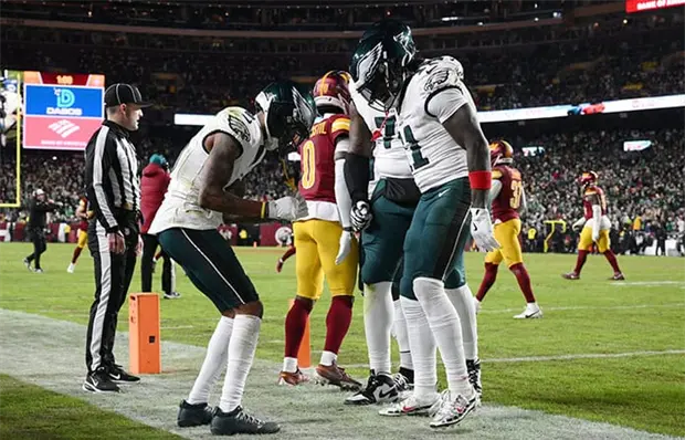 Hurt y Eagles vencen a los Commanders