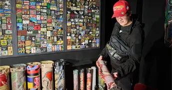 Maxim Kilderov exhibe colecci&oacute;n de artefactos de la invasi&oacute;n rusa en Ucrania