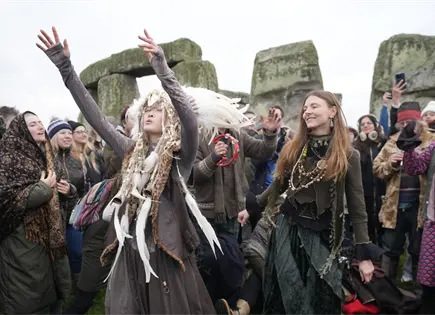 Miles celebran el solsticio de invierno en Stonehenge