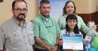 Ni&ntilde;a gana concurso de la nueva mascota de Dapas