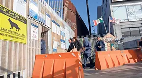 Paisanos huyen de EU, pero los extorsionan aqu&iacute;