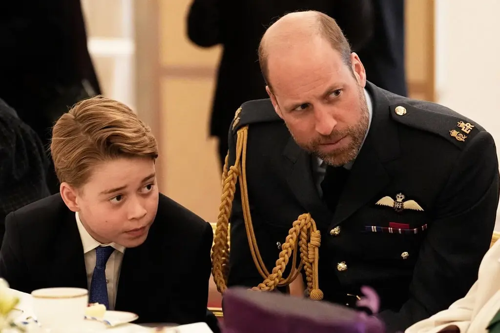 Príncipe Guillermo y príncipe Jorge ayudan en refugio para personas sin hogar