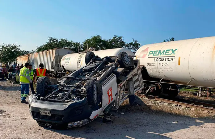 Tren embiste a camioneta en Ébano