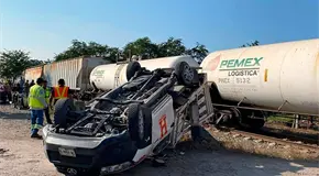 Tren embiste a camioneta en &Eacute;bano