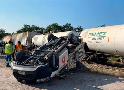 Tren embiste a camioneta en &Eacute;bano