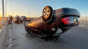 Autom&oacute;vil se vuelca e impacta contra otros dos