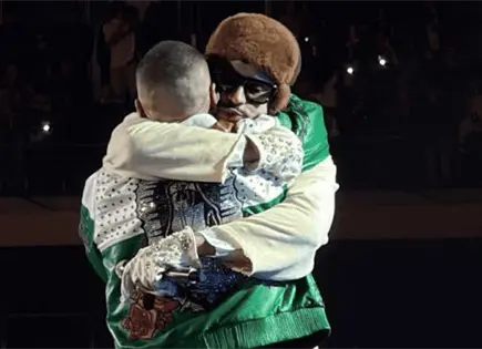 Bad Bunny y J Balvin comparten escenario en &uacute;ltimo concierto en CDMX