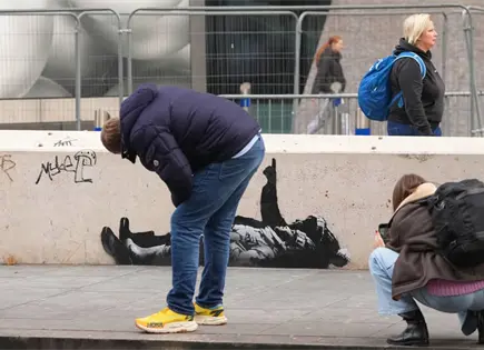 Banksy revela nuevo mural en Londres con ni&ntilde;os se&ntilde;alando al cielo