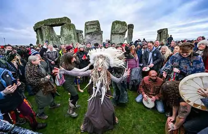 Celebran el solsticio en Stonehenge
