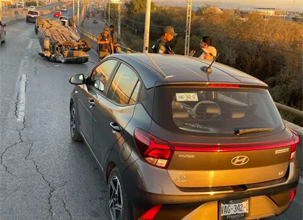 Choque m&uacute;ltiple y volcadura en Circuito Potos&iacute;