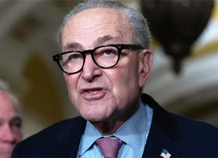 Chuck Schumer insta a demandar al Departamento de Justicia por censura en archivos de Epstein