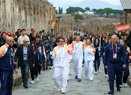 Jackie Chan lleva la antorcha ol&iacute;mpica por las ruinas de Pompeya