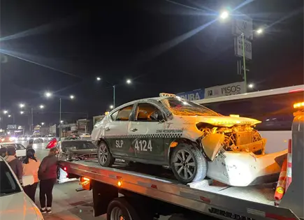 Menor grave tras volcadura de taxi