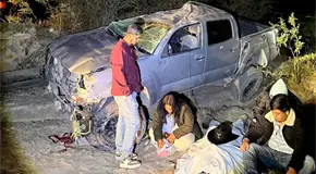 Muere un joven al volcar camioneta en Villa de Arriaga