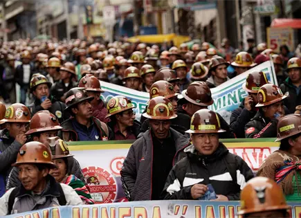 Paro de mineros en Bolivia desata masiva marcha en La Paz