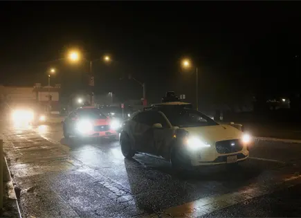 Veh&iacute;culos aut&oacute;nomos de Waymo bloquean calles de San Francisco durante apag&oacute;n