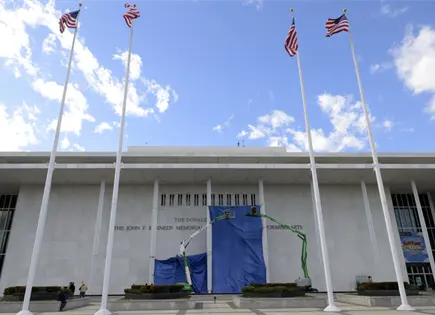 Joyce Beatty exige eliminar nombre de Trump del Kennedy Center