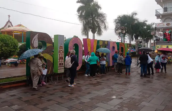 Marchan buscadoras por desaparición de policía