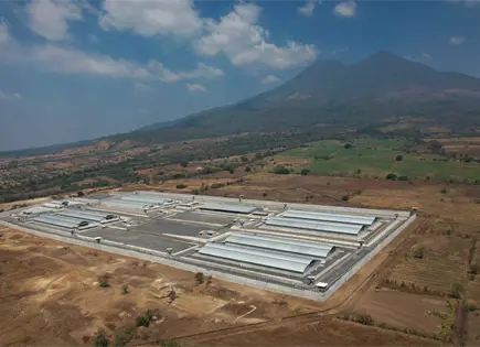 Migrantes venezolanos exigen respeto al debido proceso en prisi&oacute;n de El Salvador