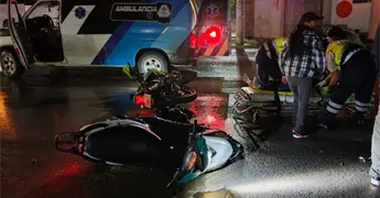Motociclistas chocan en Altavista; mujer es trasladada a un hospital