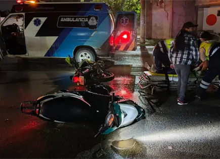 Motociclistas chocan en Altavista; mujer es trasladada a un hospital
