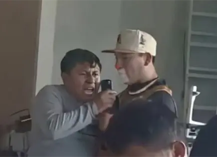 Video | Payaso y trabajador arman ri&ntilde;a en posada empresarial