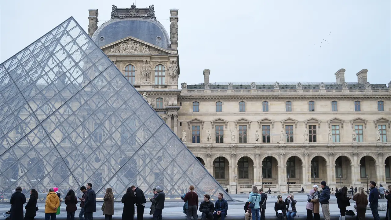 Reforzamiento de seguridad en el Louvre tras robo de joyas