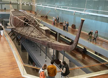 Restauran en vivo barco del Rey Keops en el Gran Museo Egipcio