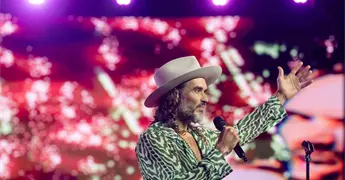 Russell Brand enfrenta nuevos cargos por violaci&oacute;n y agresi&oacute;n sexual