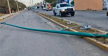 Camioneta derriba tres postes en L. de Tejada