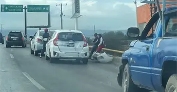 Chocan tres veh&iacute;culos en Circuito Potos&iacute;; s&oacute;lo da&ntilde;os