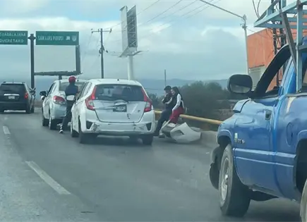 Chocan tres veh&iacute;culos en Circuito Potos&iacute;; s&oacute;lo da&ntilde;os