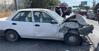 Fotos | Da&ntilde;os en tres veh&iacute;culos por choque en lateral de la 57