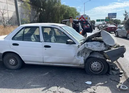 Fotos | Da&ntilde;os en tres veh&iacute;culos por choque en lateral de la 57