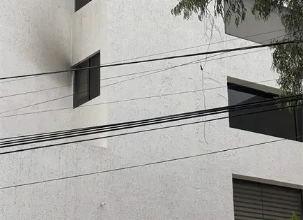 Incendio en edificio de Carranza deja una persona muerta