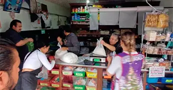 Potosinos muelen su nixtamal en el Centro