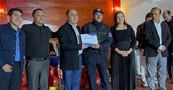 Reconocen a polic&iacute;as por su labor