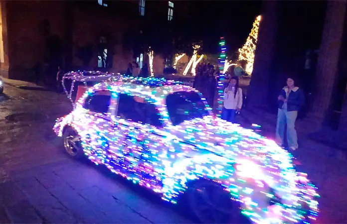 Caravana iluminada de vochos recorre el centro
