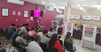 Cientos de solicitantes realizan tr&aacute;mites en INE