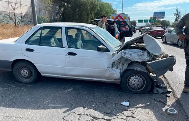 Dos heridos leves, deja un percance en la carretera &acute;57