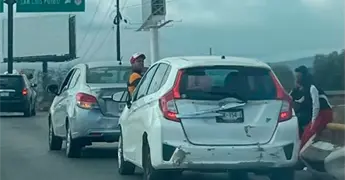 Por alcance, chocan veh&iacute;culos en el Perif&eacute;rico Oriente